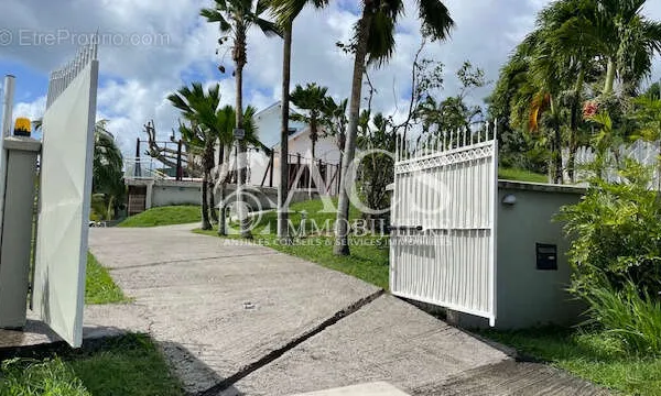 Villa de type F5 meuble avec vue mer sur les hauteurs de CASE-PILOTE