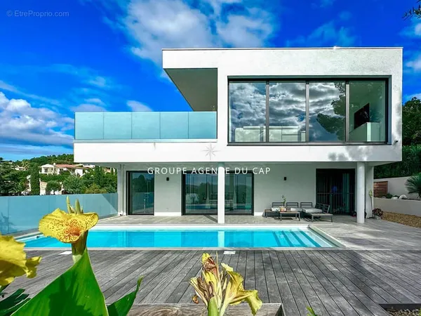 À vendre villa vue mer 330 m2 avec 5 chambres grand garage piscine et jacuzzi, les issambres