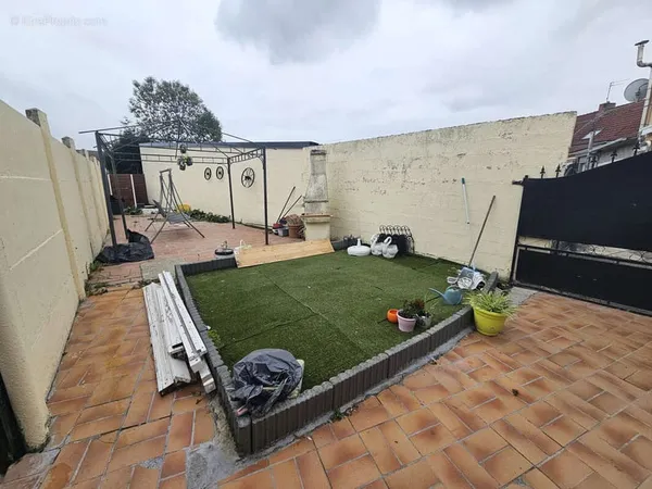 Maison semi-individuelle 67m2 , 2 chambres, extérieur