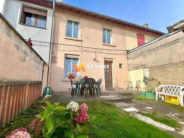 Maison Neuves Maisons 3 pièces, terrasse, jardin, et parking privatif.