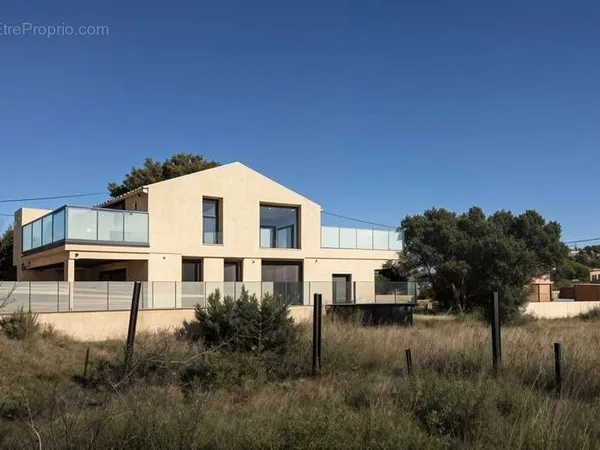 Maison T5 rénovée à vendre à Vitrolles (13) avec vue 360° et une piscine