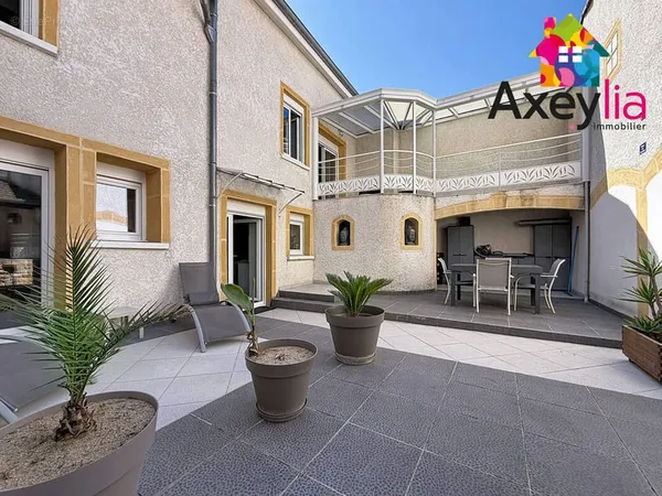 A vendre - roanne centre - maison de ville rénovée avec grande cour, terrasse couverte et cave