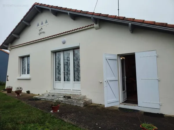 En vente à Saint-Michel-Chef-Chef : villa avec 4 pièces