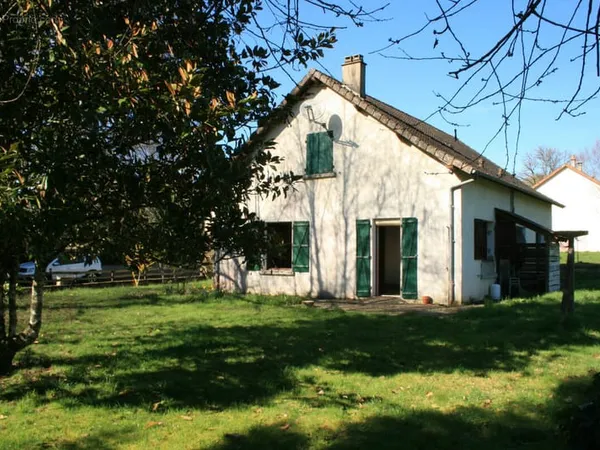 Vue incroyable pour cette maison, ses 4 chambres & son parc avec etang et garage independant