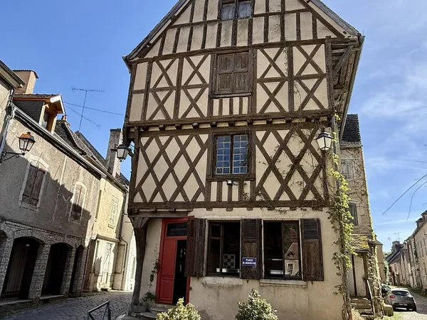 Bâtiment du XVe siècle centre de Noyers