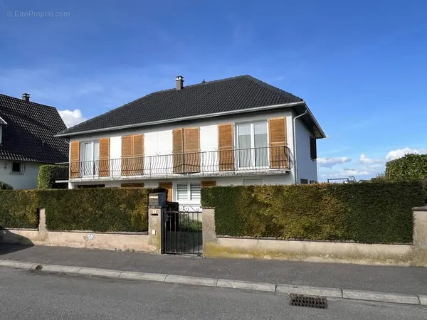 Maison d'habitation 8 Pièces - 6 chambres - garage double - jardin -