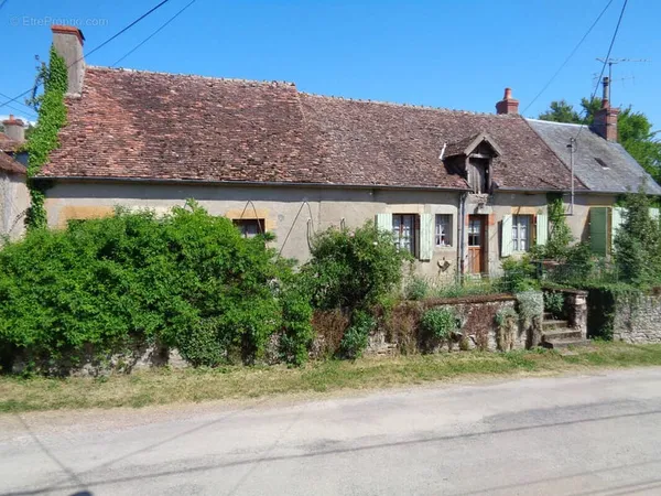 Longère de plain-pied à rénover
