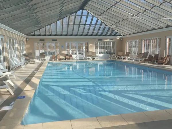 Dans une résidence avec piscine superbe 3 pièces de 42 m2 avec balcon et parking