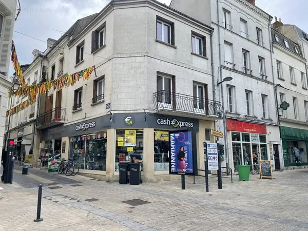 Immeuble de rapport emplacement no1 local commercial et deux logements centre-ville chatellerault