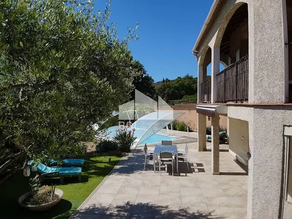 Maison 8 pièces 213 m²