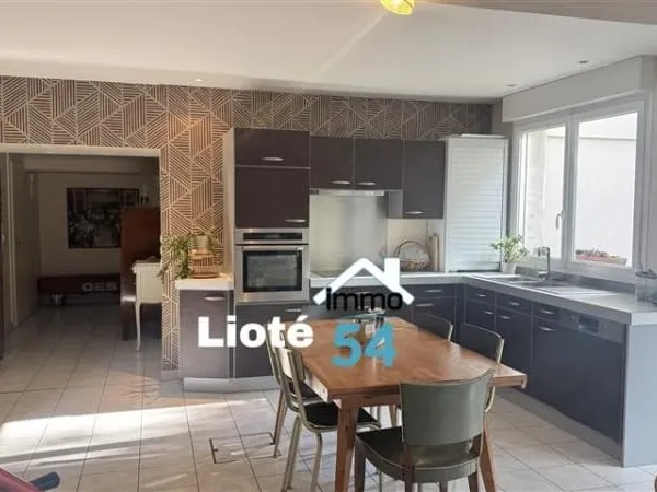 Maison 11 pièces 332 m²