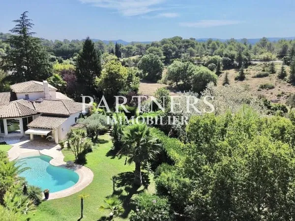 Maison 9 pièces 240 m²
