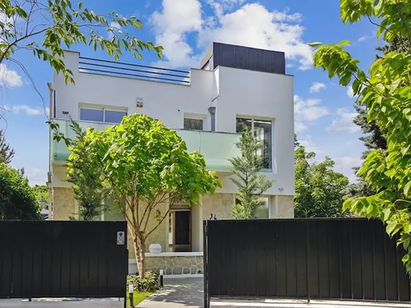 Maison 7 pièces 261 m²