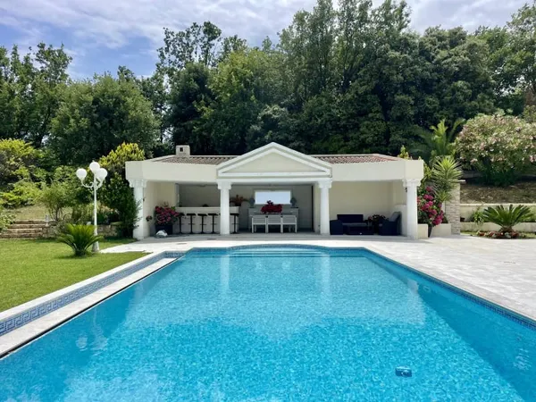 Villa 8 pièces 280 m²