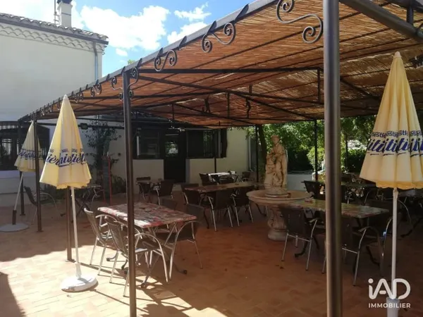 Commerce 242 m²
