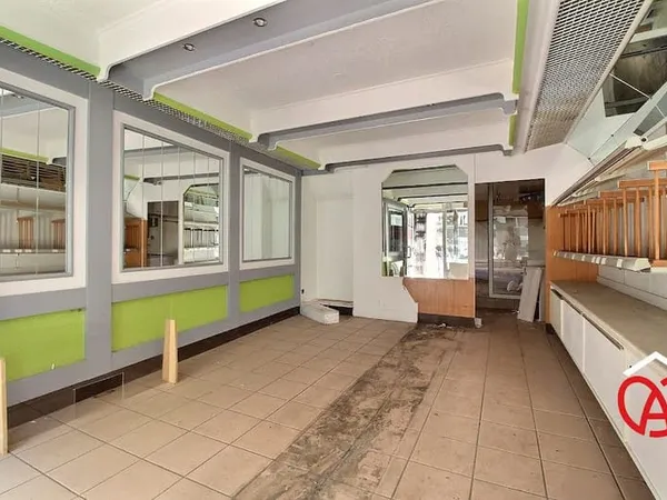 Local commercial 2 pièces 83 m²