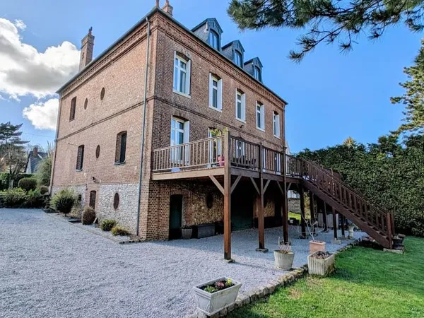 Maison 8 pièces 327 m²