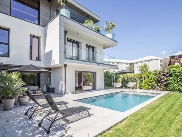 Maison 7 pièces 217 m²