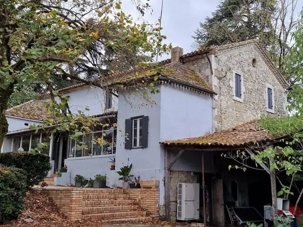 Grande maison en pierre avec vue imprenable