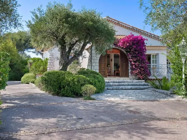 Belle villa provençale au coeur d'un domaine à Biot