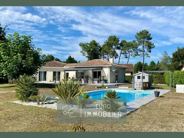 Contemporaine Piscine Plain Pied - 3 chambres - 2000m2 terrain