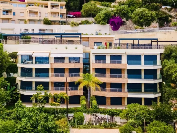 Roquebrune-Cap-Martin-Luxueux Appartement avec Jardin, Terrasse et Vue Mer à la Frontière de Monaco