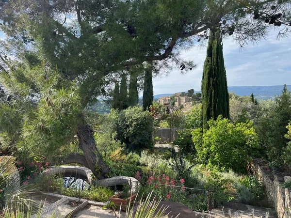 Maison de village à vendre à Ménerbes avec un jardin arboré, une piscine, un garage et une vue panor