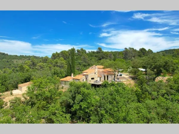 Venasque Mas En Pierre 225 m² sur plus d'un hectare de terrain arboré avec piscine et gîte.