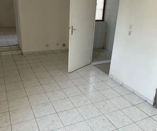 Deux Appartements à Rénover avec Terrain à Pavant