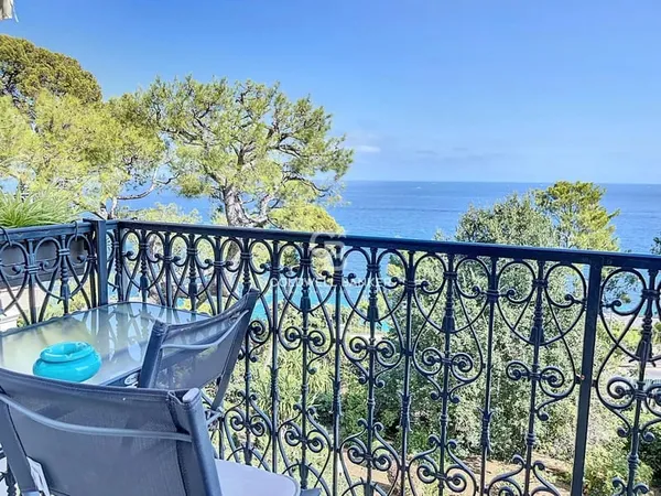 Appartement dans un beau palais avec la vue exceptionnelle de la mer