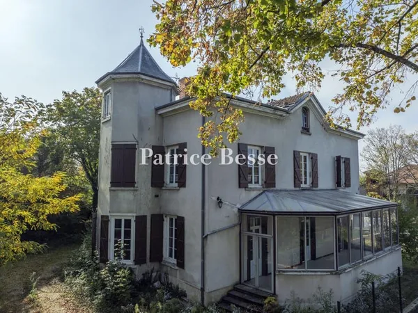 À la proximité immédiate de Lyon, une maison de maître à rénover, sur un terrain clôturé de 1 047 m²
