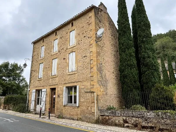Stenen dorpshuis (ongeveer 124m²) op 3 niveaus in een oude Périgord noir bastide. Met patio en vrijs