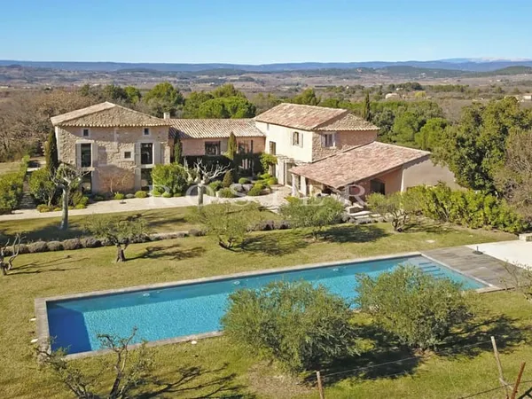 Proche Bonnieux, très beau mas XVIIIème rénové sur plus de 2 hectares de terrain avec piscine