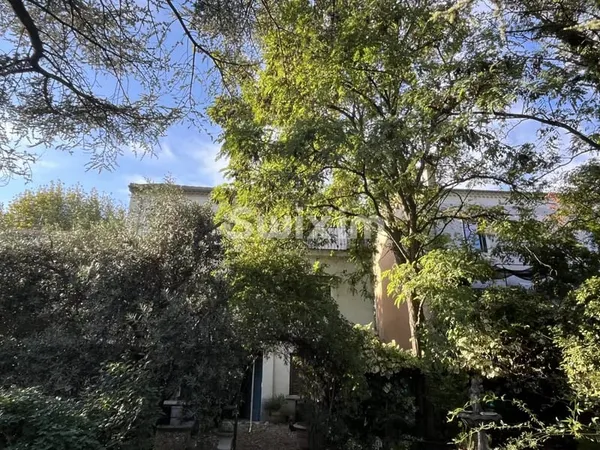 Maison bourgeoise avec grand jardin Arboré, annexes et garages