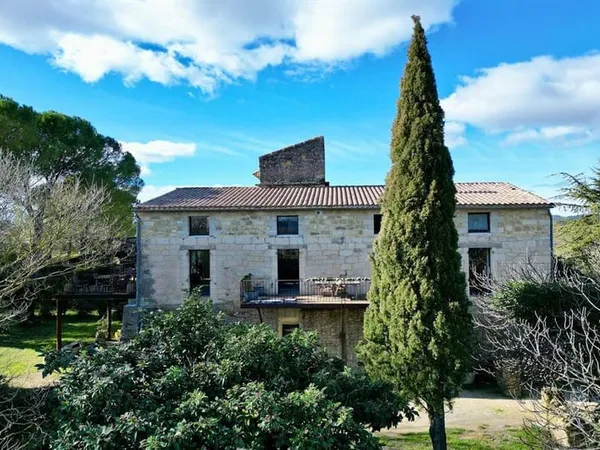 Uzès - Élégant mas en pierre rénové avec piscine et dépendances