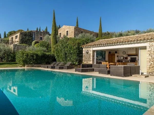 Maison contemporaine en pierres avec vue panoramique sur le Luberon