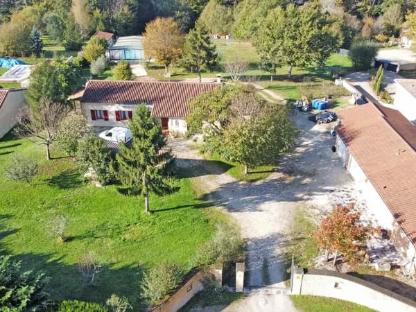 Trois maisons, trois garages, une piscine