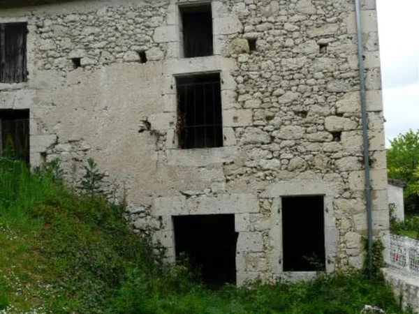 Maison de village a restaurer