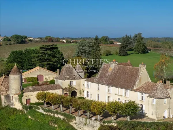 Près de Saint-Emilion - Exceptionnel domaine viticole comprenant un Château historique entouré de 11