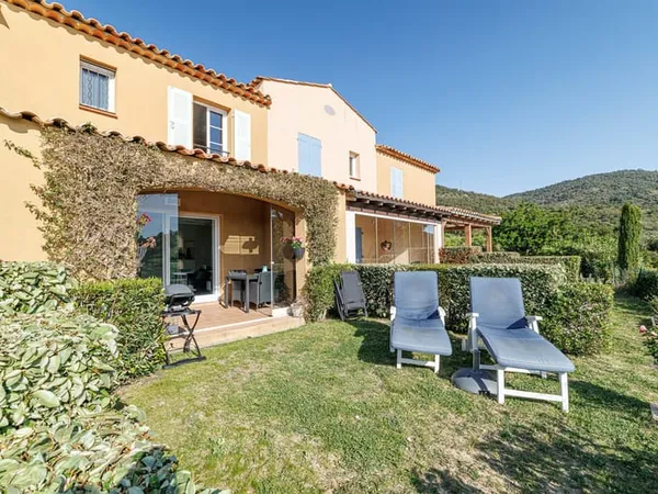 Belle maison provençale au calme avec une belle vue, dans une résidence avec piscine.