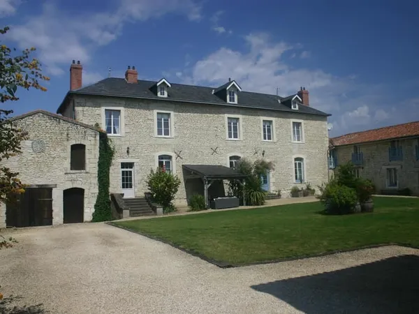 Important manoir du 18ème siècle avec 3 gîtes.