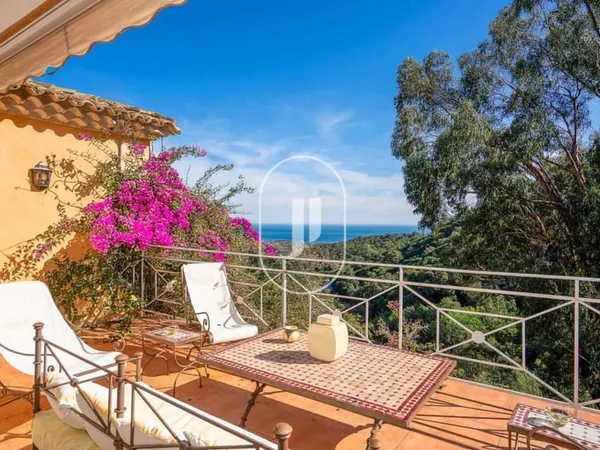 Superbe villa provençale avec vue mer et piscine en vente à Cavalaire-sur-Mer