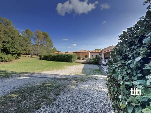 Assas : Villa 10 Pieces 420m2 sur 3340m2 de Terrain Avec Piscine