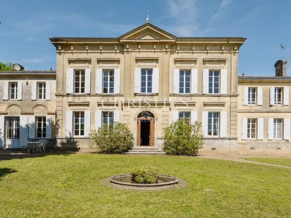 Élégant Château de Bourg du XIXe siècle au coeur de Saint-Émilion