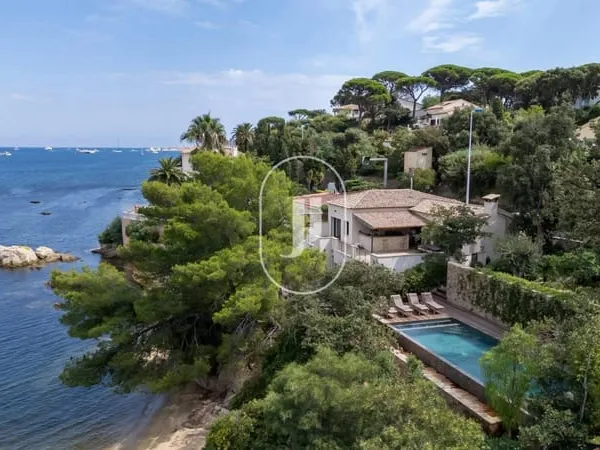 Villa moderne avec piscine et plage privée en vente à Gassin