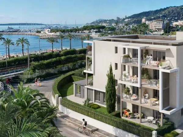 Golfe-Juan proche Cannes - à 50m de la plage