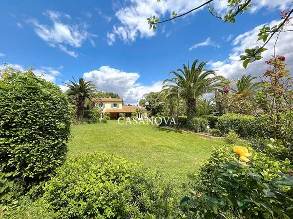 Aux portes de Pezenas, maison de caractère sur un superbe terrain Constructible et Divisible de 3300