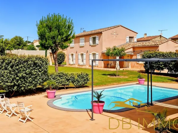 Jolie Bastide contemporaine sur vaste terrain avec grande piscine à Saint-Laurent-des-Arbres
