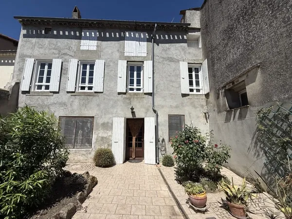 Grande maison de ville avec cours + possibilité de 2 logements !