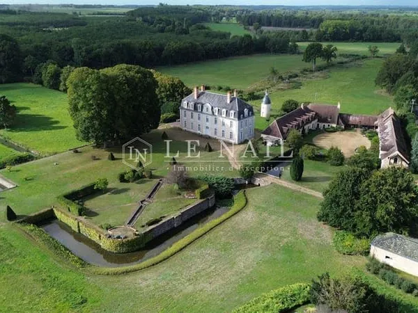 Élégante demeure de caractère avec dépendances et parc de 9,5 ha